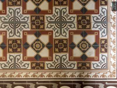 I pavimenti sono originali, con colorati decori geometrici...
